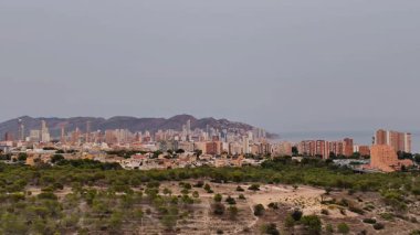 Benidorms 'u keşfedin, göz kamaştırıcı ufuk çizgisi, muhteşem dağlar tarafından çerçevelenmiş ve unutulmaz bir yolculukta yemyeşil.