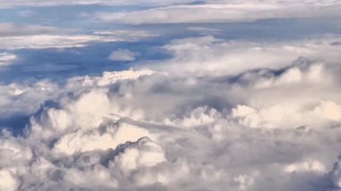Pofuduk bulutların ve canlı mavi gökyüzünün nefes kesici görüntüsü bir hava uçuşu sırasında güzel bir şekilde kaydedildi.