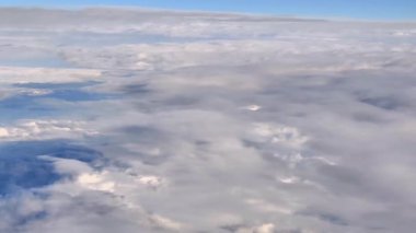 Sersemletici hava görüntüleri güzel bir şekilde sergileniyor sakin bulutlar açık mavi gökyüzünün altında sürükleniyor.