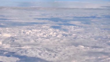 Parlak mavi gökyüzüne karşı beyaz bulutları güzellikle gösteren büyüleyici bir hava perspektifi.