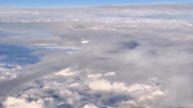 Bu bulutların güzel bir hava görüntüsü, sakin ve sakin bir gökyüzü atmosferini uçak perspektifinden gösteriyor.