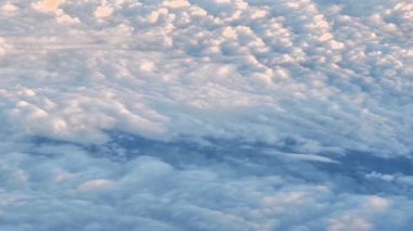 Hava görüntüsü çarpıcı bulut oluşumlarını gözler önüne seriyor. Doğal güzellikleri ve karmaşık gökyüzü şekillerini gösteriyor.