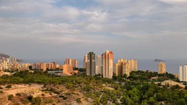 Büyüleyici bir hava manzarası, bereketli bir doğa ve pitoresk bir kıyı şeridi arasında kentsel mimariyi gözler önüne seriyor.