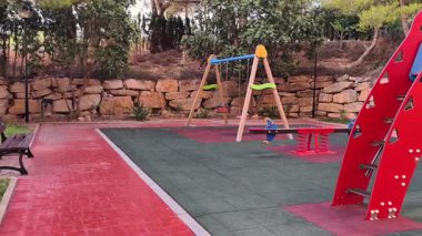 Salıncaklarla, tırmanış yapılarıyla ve doğal ortamdaki sıraları gevşeterek hareketli bir oyun alanı keşfedin.
