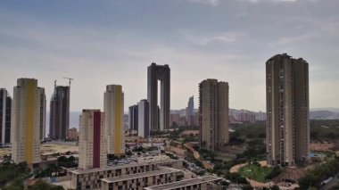 Çarpıcı bir panoramik manzara çağdaş gökdelenleri sergiliyor bulutlu gökyüzüne güzel bir şekilde kurulmuş.