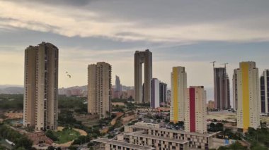 Yüksek binaların nefes kesen manzarası canlı bir şehir ortamında modern mimariyi gözler önüne seriyor..