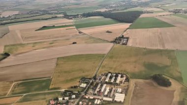 Canlı yama alanlarının ve iyi korunmuş tarım arazilerinin havadan görünüşü kırsal gelişim ve yaşamı gösteriyor