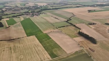 Nefes kesici bir hava manzarası canlı, yemyeşil tarım arazilerini ve huzurlu köy manzaralarını güzel bir şekilde yakalıyor.