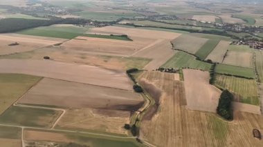 Güzel tarlaları ve dolambaçlı yolları olan nefes kesici tarım arazisinin tadını çıkarın.