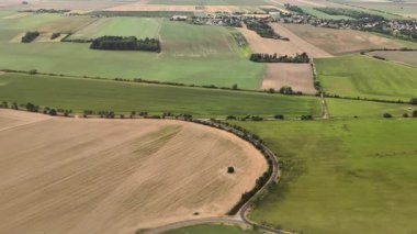 Çiftlik arazilerinin ve kentsel alanların güzel hava görüntüleri, doğal huzuru ve şehir hayatını gözler önüne seriyor..