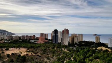 Göz kamaştırıcı ve nefes kesici bir kıyı şehri manzarası güzel ve berrak mavi gökyüzüne karşı ufuk çizgisi.