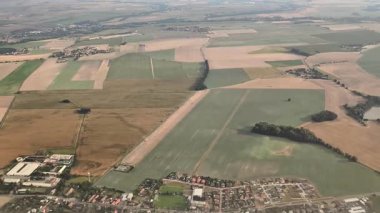 Engin tarım alanlarının yanı sıra kırsal gelişimin de sergilendiği çarpıcı bir hava çekimi.