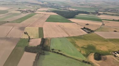 Çarpıcı bir hava perspektifi, tarlaların çeşitliliğini ve karmaşık tarımsal modelleri güzel bir şekilde gösteriyor.