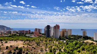 Güzel bir kıyı şehri gökyüzü yemyeşil, huzurlu sular ve nefes kesici manzaralarla çevrilidir.