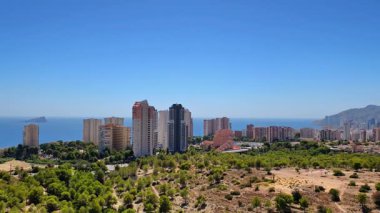 Nefes kesen şehir manzarası etkileyici kuleleri sergiliyor. Canlı bir denizin ve bereketli bir doğanın yanında gururla duruyor.