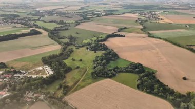 Bereketli tarlaların ve yamaların sersemletici hava görüntüsü, canlı renklerde tarımsal güzellikler sergiliyor..