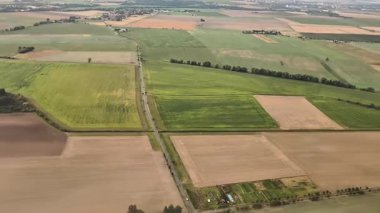 Nefes kesici bir hava manzarası zengin yeşillik ve güzel desenlerle karakterize edilen çeşitli tarım arazilerini gösteriyor.