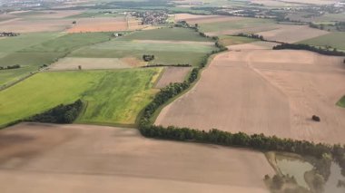 Çeşitli tarım alanlarını ve yemyeşil alanları gösteren nefes kesici ve nefes kesici bir hava manzarası.