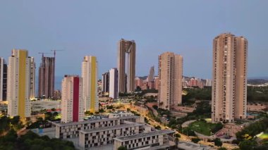 Büyüleyici kentsel ufuk çizgisi yumuşak akşam ışığı altında modern mimarinin çarpıcı bir gösterisini sunar.