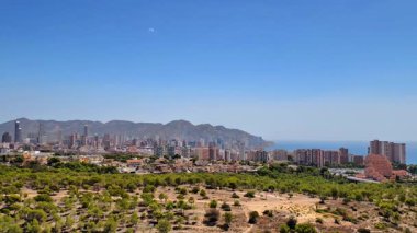 Çarpıcı bir manzara, deniz kenarındaki eşsiz kentsel mimariye sahiptir. Güzel, yüksek dağlarla çevrilidir.