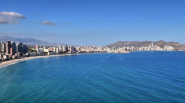 Benidorm 'un nefes kesici ufuk çizgisini, güzel plajını ve huzurlu Akdeniz' i çeken nefes kesici bir çekim.