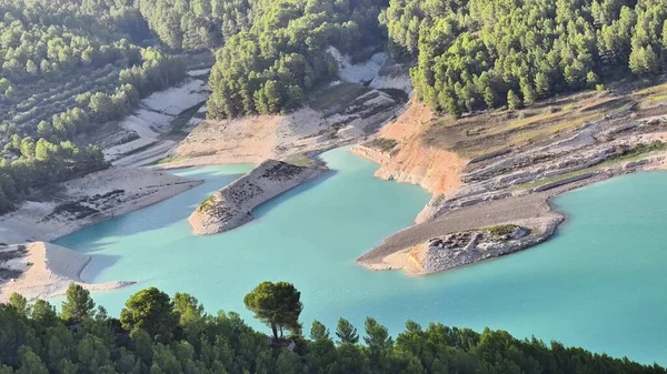 Hava manzarası, yemyeşil sularla çevrili büyüleyici turkuaz suları sergiliyor.