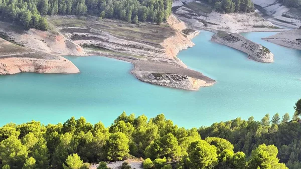 Bu çarpıcı turkuaz gölün yemyeşil gölün nefes kesici güzelliğini keşfetmek için bir yolculuğa çıkın.