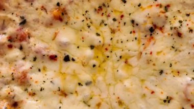 Ağız sulandıran, taze otlarla kaplı, nefis bir yemek için mükemmel pişirilmiş peynirli pizzanın tadını çıkarın.