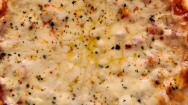 İşte size taze otlarla süslenmiş peynirli, lezzetli bir pizzanın yakından görüntüsü, tüm yemek sevenler için ideal.