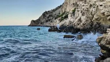 Engebeli bir kıyıya çarpan güçlü dalgaların nefes kesici görüntüsü doğanın çarpıcı güzelliğini gözler önüne seriyor.