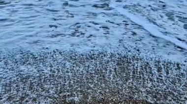 Okyanus dalgalarının dindirici sakinliğini hissedin. Yavaşça kıyıya vurarak büyüleyici desenler oluşturun.