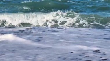 Okyanus dalgalarının kumlu sahile nazikçe çarpıp doğanın güzelliğini tasvir ettiği büyüleyici görüntüler..