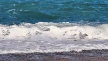 Güzel okyanus dalgaları yavaşça kumlu kumsala çarpıyor ve muhteşem bir huzur ortamı yaratıyor.