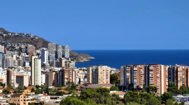 Çarpıcı bir kentsel ufuk çizgisi muhteşem bir şekilde okyanusa bakıyor etkileyici bir mimari ve doğal güzellik sergiliyor.