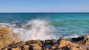 Dalgaların dingin sükunetine dalıp engebeli kayalık kıyılara çarpacaksın.