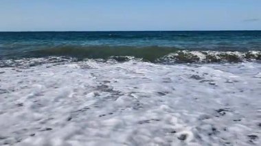 Kendini narin okyanus dalgalarının dingin sükunetine bırak. Güzel çakıl taşlı bir plaja tekrar tekrar sarıl.