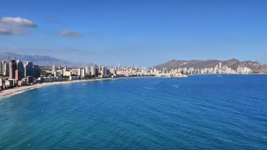 Benidorm 'un nefes kesici ufuk çizgisini, güzel plajını ve huzurlu Akdeniz' i çeken nefes kesici bir çekim.