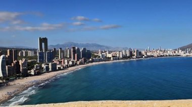 Göz kamaştırıcı bir manzara Benidorms gökyüzü, plajlar ve gök mavisi sular, mükemmel bir görsel tedavi sunuyor.