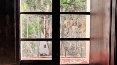 Güzel bir pencere manzarası yeşillik ve kayalık arazi, doğa temalı projeler için mükemmel..