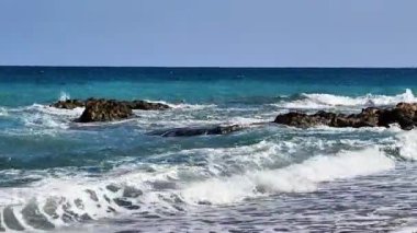 Şaşırtıcı derecede güzel okyanus dalgaları engebeli kayalık kıyılara çarpar ve doğanın inanılmaz dinamiklerini gözler önüne serer.