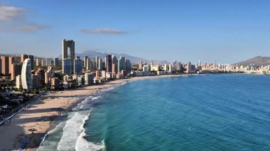 Benidorm 'un nefes kesici ufuk çizgisini, dingin plajlarını ve hayret verici gök mavisi sularını keşfedin.