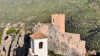 Engebeli kayaların tepesindeki göz kamaştırıcı hava manzarasına hayran kaldım. Canlı orman manzaralarına yuva yapmıştım.