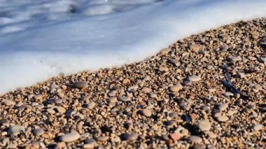Huzurlu ve sakin bir kumsalın güzelliğini keşfedin. Nazik dalgaların sürekli kıyıda dolaştığı bir kumsal.