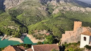 Dağların nefes kesici manzarasının, yemyeşil yeşilliğin, sakin bir gölün ve olağanüstü tarihi mimarinin tadını çıkar.