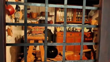 Enfes ahşap dekorlar ve klasik çatal bıçaklarla geleneksel mutfağa büyüleyici ve büyüleyici bir bakış.