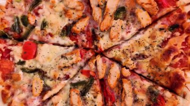 Taze sebzeli leziz tavuk pizzası ve unutulmaz bir lezzet deneyimi için peynirli tabaka.