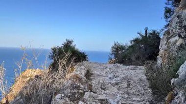 Uçurumlar boyunca manzaralı kayalık bir yol büyüleyici okyanus manzaralı, doğa severler ve maceracılar için mükemmel.
