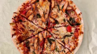 Taze sebzeli ve erimiş peynirli leziz tavuklu pizzanın tadını çıkarın. Öğle veya akşam yemeği için ideal.