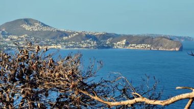 Nefes kesici bir kıyı manzarası çarpıcı tepeleri, engin okyanusu ve çeşitli bitki örtülerini gözler önüne seriyor.