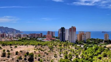 Canlı bir şehir manzarasının nefes kesici manzarası. Sahilde güzel bir yer. Yeşilliklerle dolu.